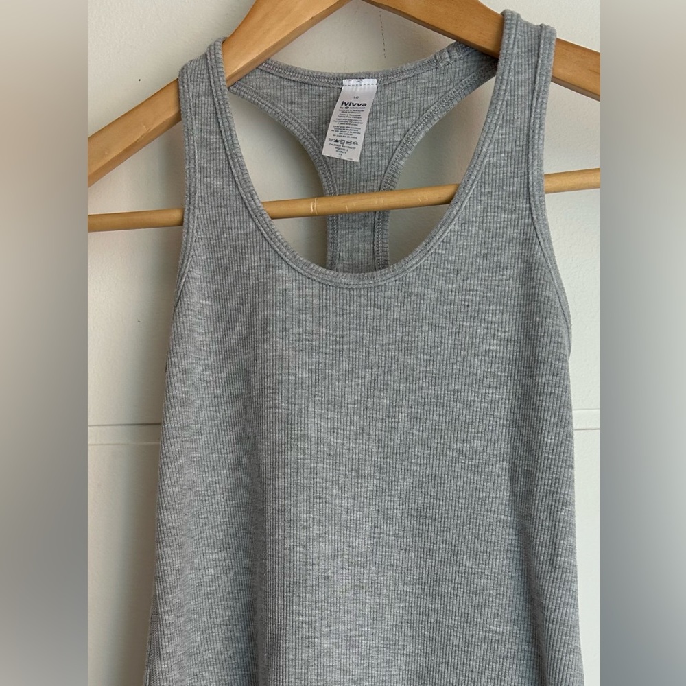 IVIVVA by Lululemon girls size 8 grey ribbed racer back tank